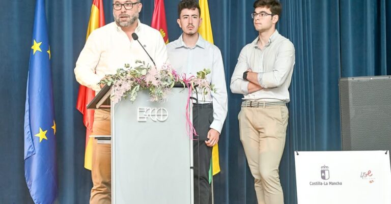 Javier Navarro resalta la importancia de la educación europea y el pensamiento crítico en la ceremonia de clausura de la Escuela Mentora del Parlamento Europeo del IES G