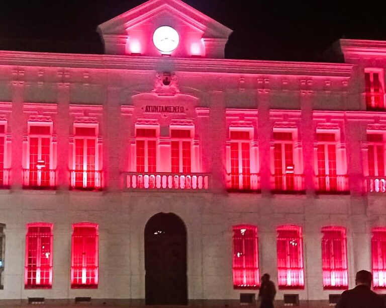 La Fachada del Ayuntamiento se Tiñe de Rojo en el Día Mundial del Donante de Sangre