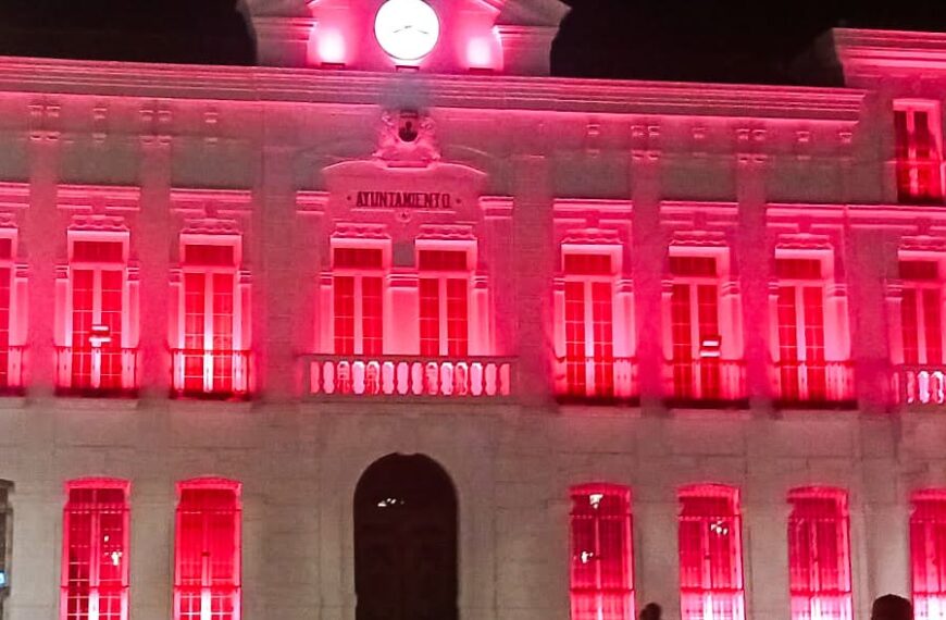 La Fachada del Ayuntamiento se Tiñe de Rojo en el Día Mundial del Donante de Sangre