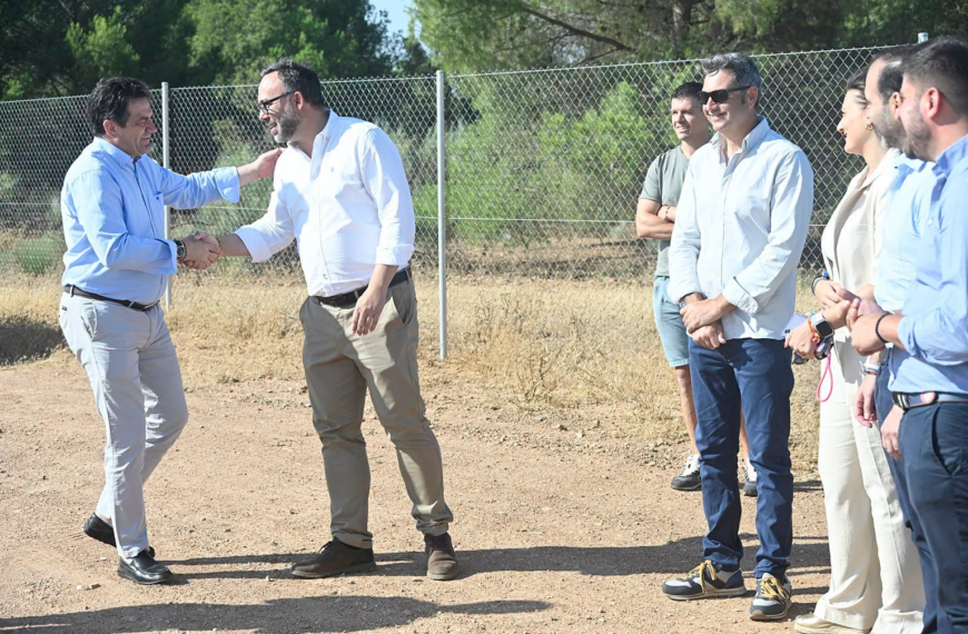 Miguel Ángel Valverde Documenta su Visita a Tomelloso en Nuevo Álbum de Fotos del Ayuntamiento