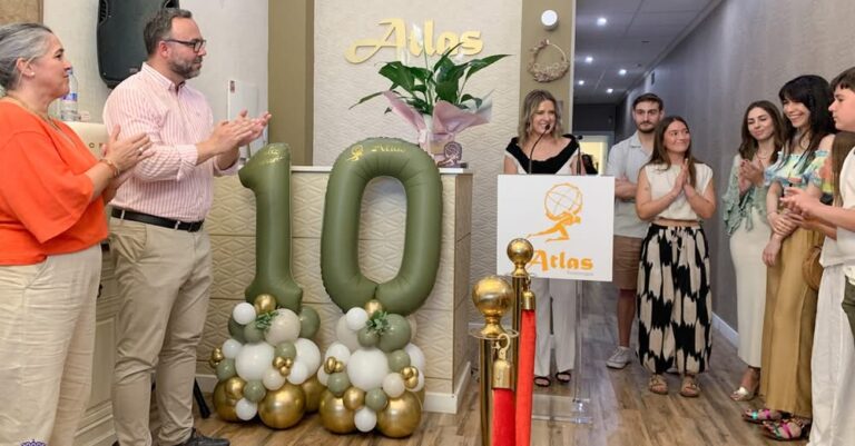 Navarro Celebra el 10° Aniversario de Atlas Fisioterapia, Destacando su Espíritu Emprendedor y Valiente en Tomelloso