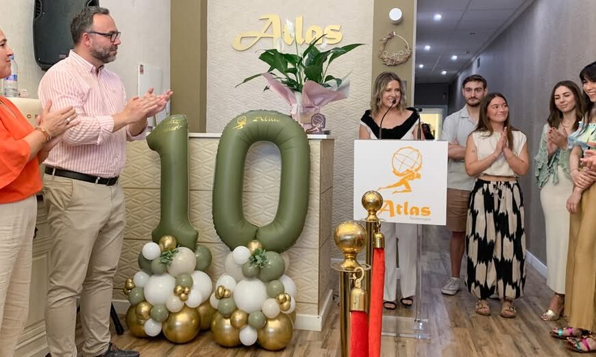 Navarro Celebra el 10° Aniversario de Atlas Fisioterapia, Destacando su Espíritu Emprendedor y Valiente en Tomelloso
