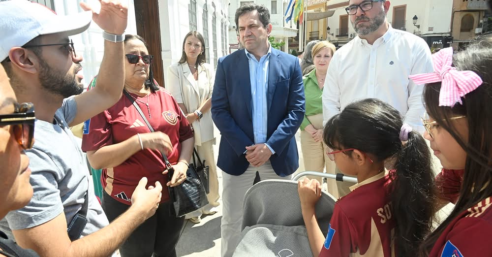 Tomelloso Rinde Homenaje con un Minuto de Silencio a las Víctimas de Terremoto desde la Puerta del Ayuntamiento
