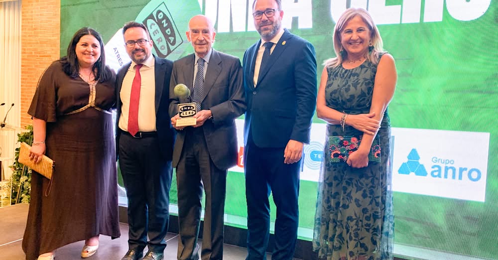 Alcalde reconoce a Rafael Torres por recibir premio ‘Esencia’ de Onda Cero por su contribución humanista y cultural