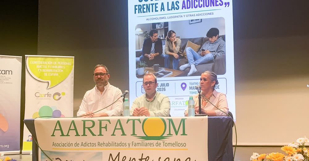 El Alcalde Javier Navarro Subraya la Necesidad de Prevención y Acompañamiento Contra las Adicciones en las IV Jornadas de AARFATOM