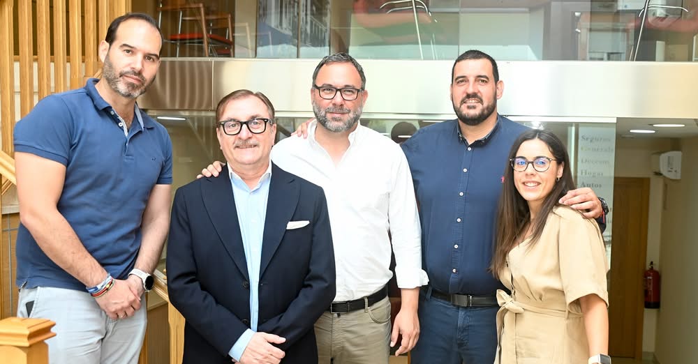 El Alcalde de Tomelloso, Javier Navarro, Visita las Oficinas de Correduría de Seguros Florentino en la Calle Socuéllamos
