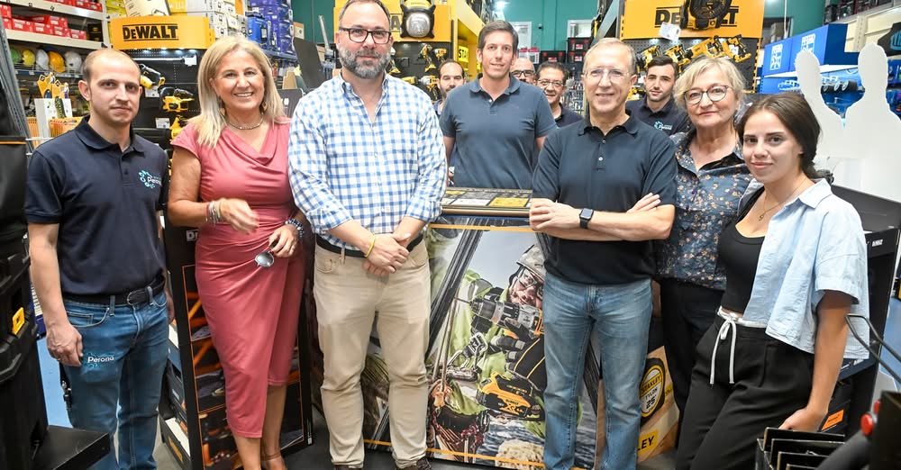 El alcalde Javier Navarro visita Ferretería Perona, empresa familiar emblemática que celebra su 40 aniversario en 2027