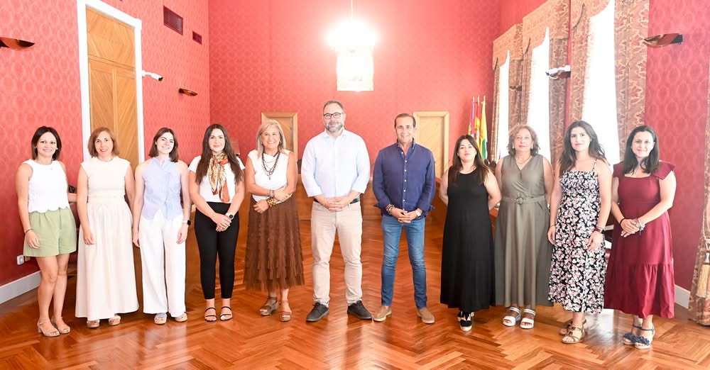 Alcade Javier Navarro Acoge a Ocho Nuevas Funcionarias en la Plantilla Municipal Esta Mañana