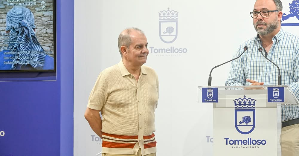 El Alcalde Rinde Homenaje a la Trayectoria Ininterrumpida del Grupo Folklórico “Manantial del Vino” y su Presidente, Jesús Francisco Moreno Serna