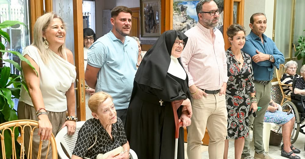 El Alcalde de Tomelloso, Javier Navarro, Acude a la Residencia San Víctor para Celebrar la Feria y Fiestas 2026