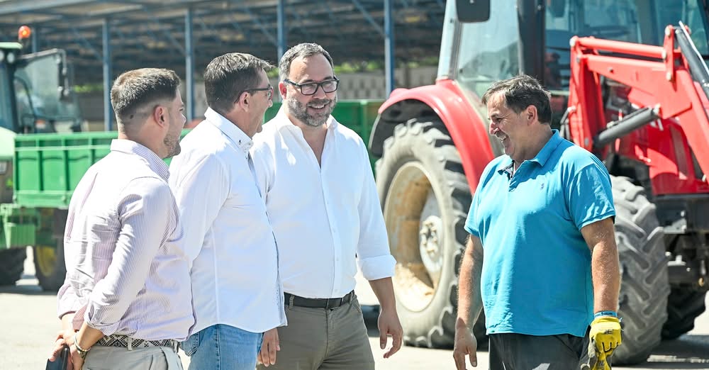 Javier Navarro, Alcalde de la Ciudad, Visita la Cooperativa Santiago Apóstol en Plena Campaña de Recogida y Comercialización