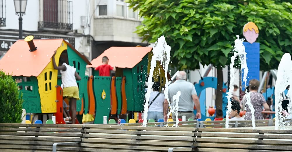Reapertura del Área de Juegos Infantiles en la Plaza de España en Tomelloso para el Disfrute de los Más Pequeños