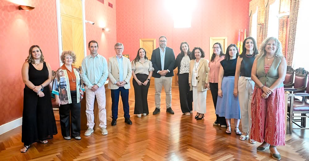 Alcalde de Tomelloso da la bienvenida a nueve nuevas trabajadoras en ceremonia especial