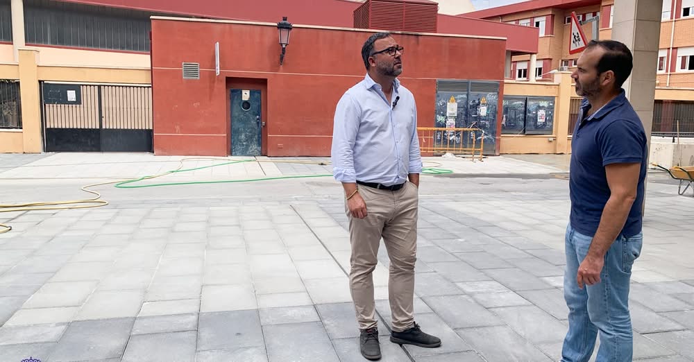 Casi culminadas las renovaciones en la calle Juan Pablo II: El alcalde Navarro y el concejal de Urbanismo inspeccionan el progreso del proyecto