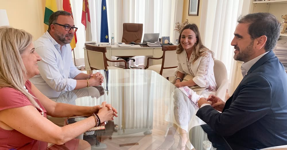 «Encuentro entre Alcalde de Ciudad Real y Director Territorial de Eurocaja Rural para discutir asuntos de interés»