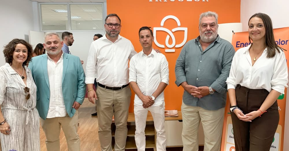 Javier Navarro asiste a la apertura de la nueva tienda de Energy Tricolor en Tomelloso