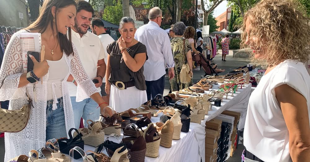 Rocío Valentín destaca importancia del comercio local en el Mercadillo Final de Temporada en el Paseo de las Moreras