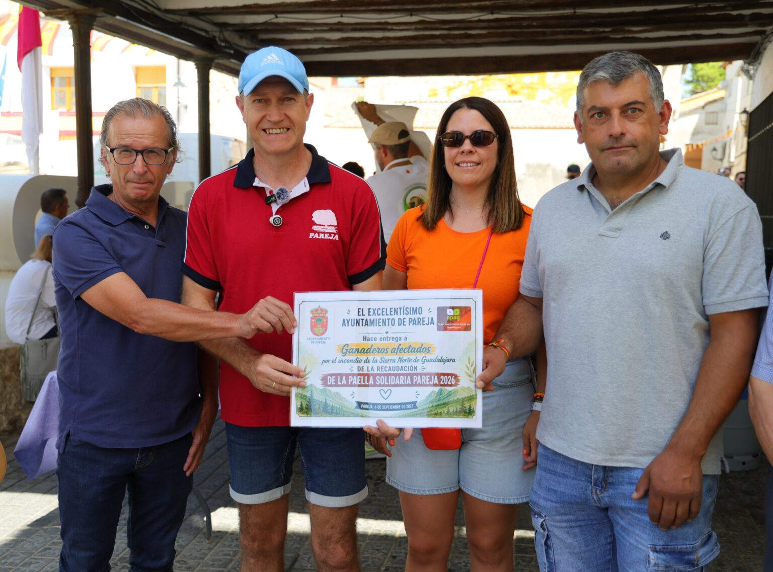 Solidario Respaldo De Pareja A Ganaderos Afectados Por Incendios En La Sierra Norte