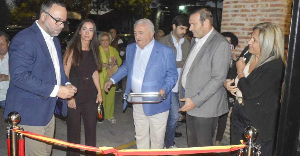 El Alcalde Javier Navarro Asiste a la Reapertura del Renovado Bar Alhambra, que Conserva su Esencia Original