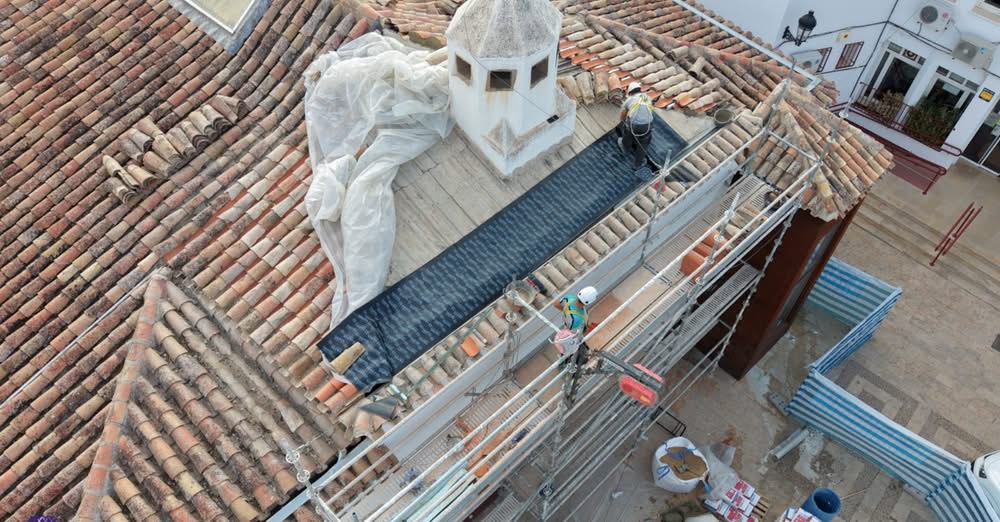 Iniciadas las obras de restauración de la cubierta de la Posada de los Portales con un presupuesto de 77.221 euros