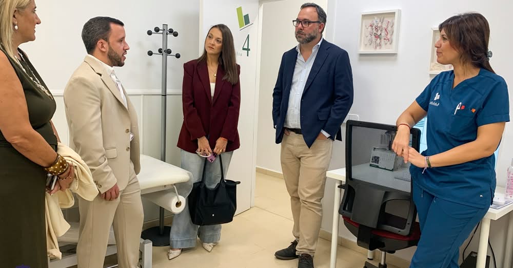 Javier Navarro resalta compromiso del Centro Médico Lámar por brindar atención sanitaria holística y personalizada durante su visita a las instalaciones